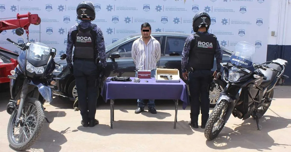 Detienen a hombre por usurpación de funciones y portación de instrumento prohibido