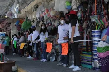 Locatarios del Mercado Amalucan hacen cadena humana, piden se frene obra de rehabilitación