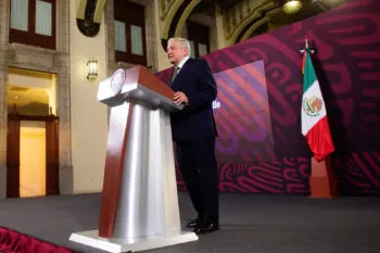 AMLO cuestiona que PAN vea como “normal” acuerdo con PRI para repartir cargos en instituciones autónomas