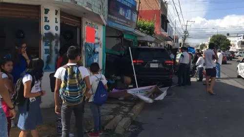 Jóvenes ebrios estrellan su camioneta contra un local
