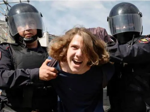 Video: Arrestan a cientos en Rusia en protesta contra Putin