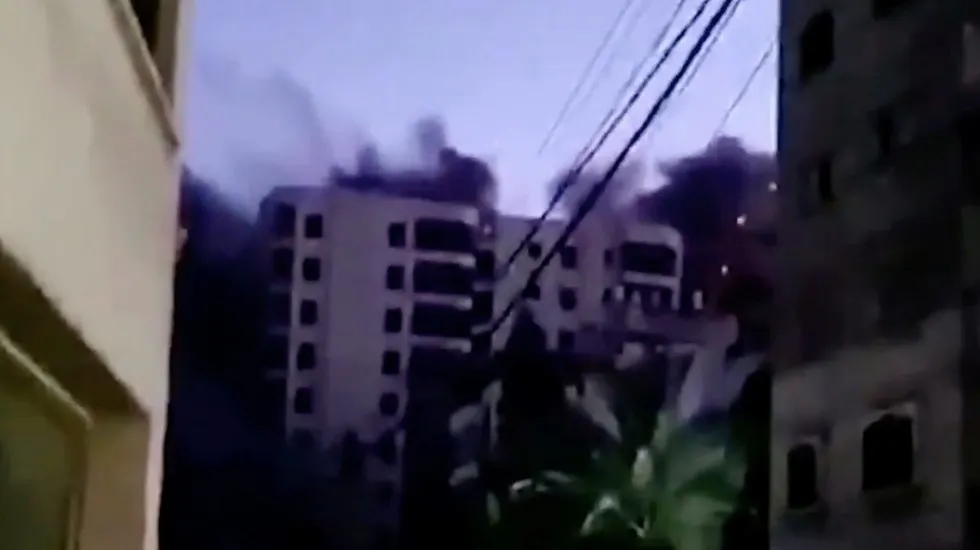 Bombardeo contra Gaza destruye icónico edificio de 13 pisos
