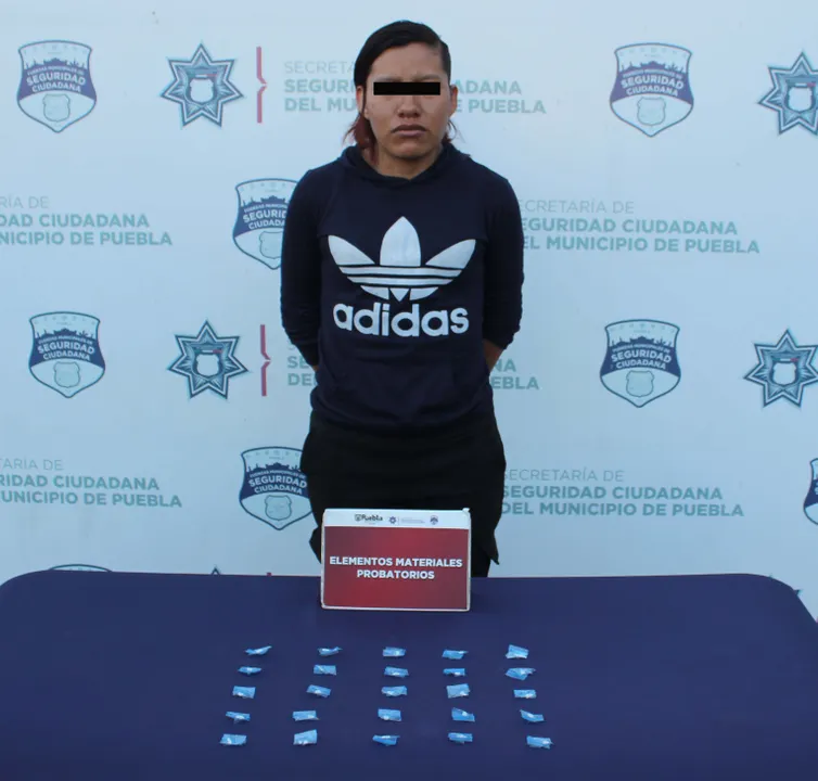 Aseguró policía municipal de Puebla 25 dosis de posible crack; una mujer fue detenida