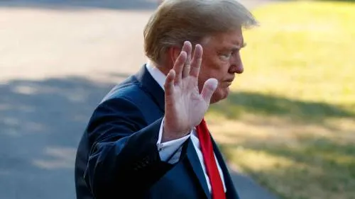 Trump ironiza sobre su exabogado y asegura que no recomendaría sus servicios