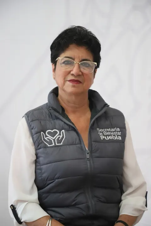 Exhiben a delegada de Bienestar en Zacatlán violando decreto al abrir negocio en domingo