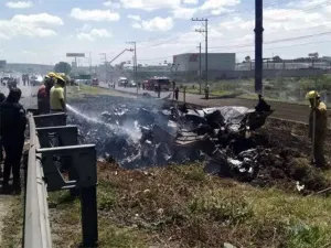 Cae avioneta en plena Carretera México-Querétaro