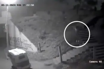 Joven saltó de las escaleras de un puente para evitar ser secuestrada, en Coronango