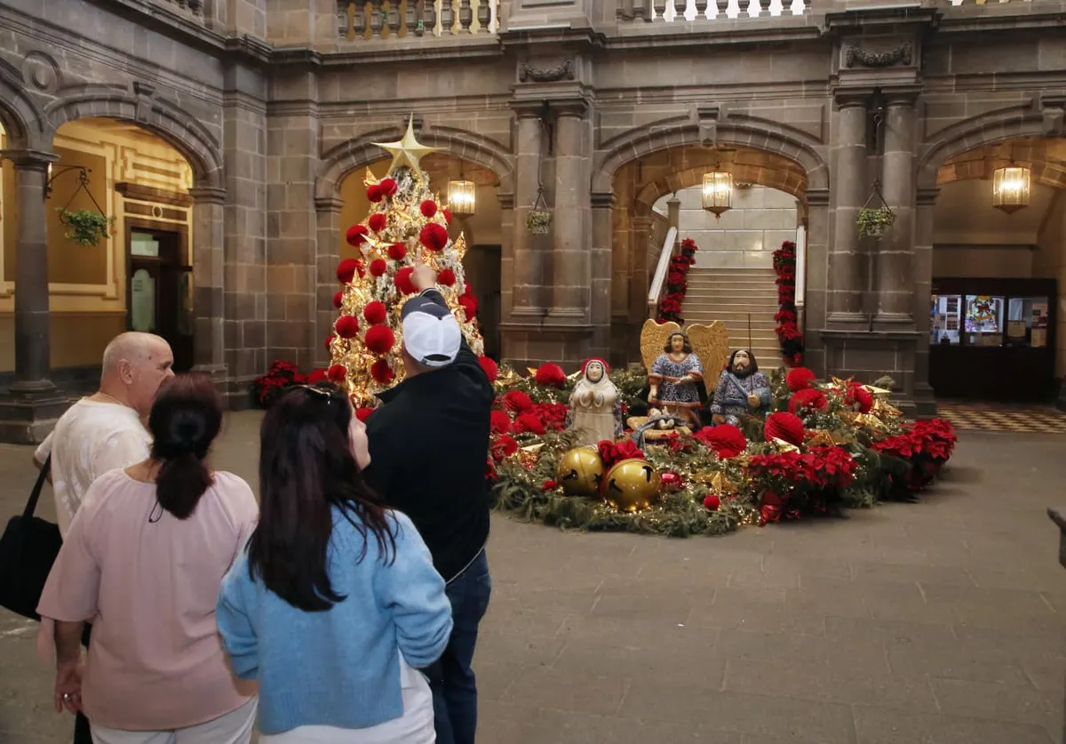 Invita Ayuntamiento de Puebla a disfrutar del Nacimiento de talavera en Palacio Municipal