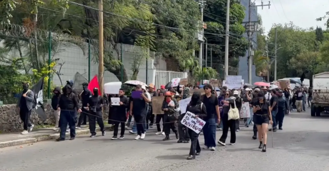 Estudiantes de la UAEM marchan en Cuernavaca por el asesinato de Claudia Tacoronte