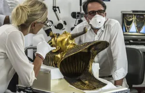Restauración de máscara de Tutankamón promete revelar inesperados secretos