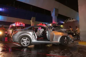 Muere al estrellar su Mercedes en el Nodo Juárez-Serdán