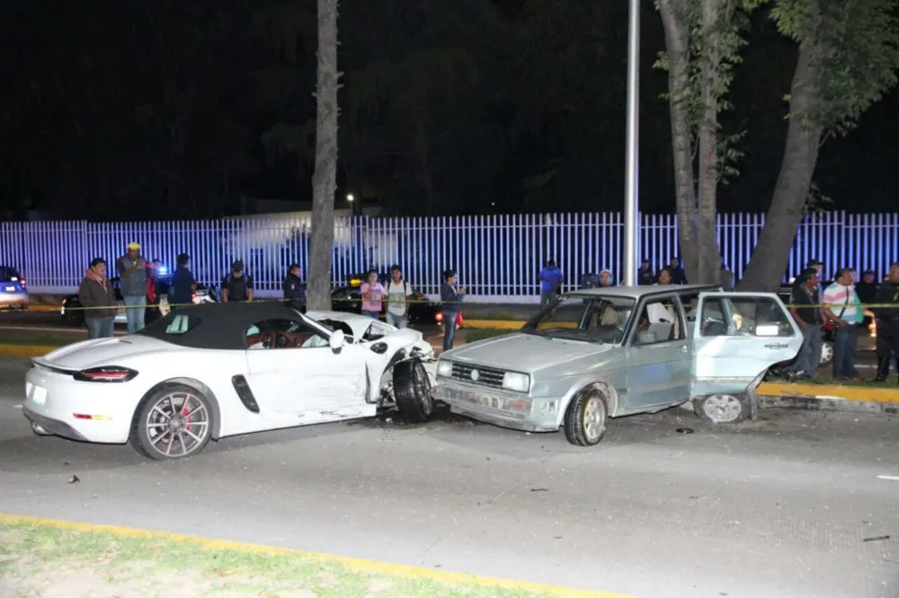 Dos jóvenes que echaban carreritas abordo de un porsche, en bulevar 5de mayo, chocaron contra un jetta, donde murió el pasajero del auto marca vw.