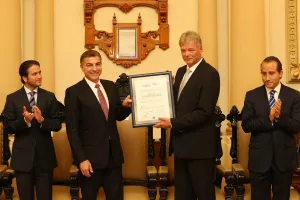 Alcalde Gali entrega Premio al Mérito Empresarial a Volkswagen