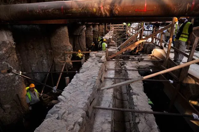 Hallan camino de la antigua Grecia durante construcción de metro