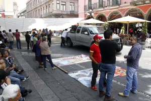 Instala 28 de Octubre plantón frente al ayuntamiento por lugares en calles