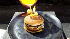 ¿Qué le pasa a una hamburguesa de McDonald’s cuando le viertes cobre fundido?
