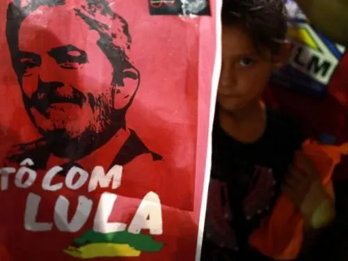 Disparan contra autobuses de Lula da Silva