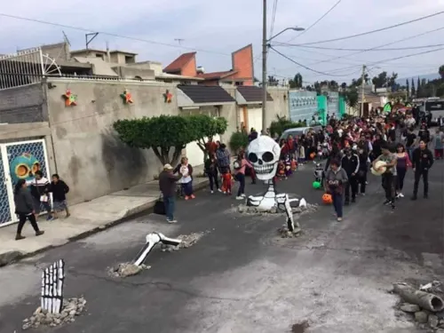 FOTOS: Calavera gigante emerge del pavimento en Tláhuac
