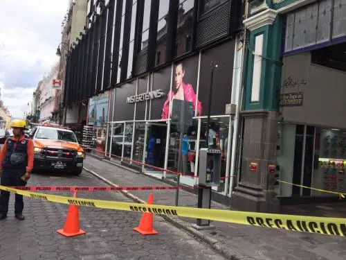 Mujer resulta lesionada tras caerle vidrio del Hotel Gilfer