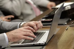 Diputados del MC rechazan iPhones y laptops