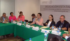 Reunión de trabajo de líderes sindicales con delegada ISSSTE