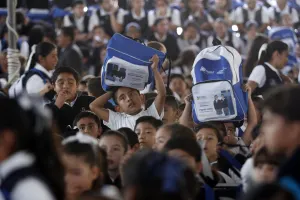 Gobierno exigirá a proveedor de uniformes una explicación por entrega de tallas erróneas