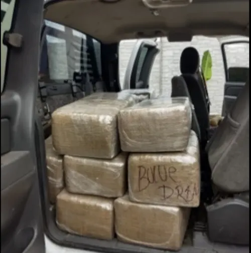 Policía Estatal aseguró una camioneta que transportaba droga