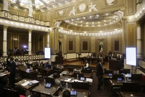 Siete legisladores que andan en campaña se aferran a su curul en el Congreso de Puebla