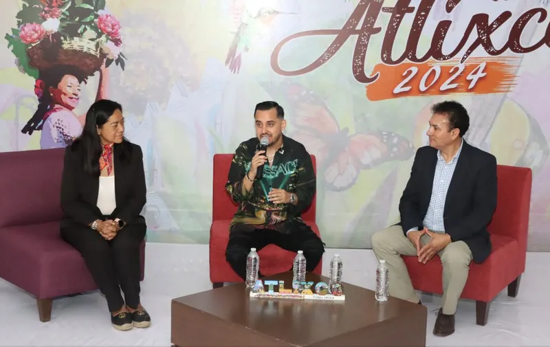 La Feria de Atlixco 2024 se desbordó de alegría y entusiasmo, al registrar un lleno total durante la esperada presentación de “El Yaki y El Juanma”, atrayendo a miles de asistentes que se dieron cita en el Centro de Convenciones para disfrutar de un espectáculo inolvidable. La combinación del carisma de “El Yaki” y la contagiosa risa de “El Juanma” prometía un show memorable, y no decepcionó; previo al concierto, artistas locales abrieron este espectáculo, mientras los famosos cantantes convivían con sus seguidores. Ambos mencionaron disfrutar de esta tierra mágica, la cual describieron como segura y tranquilidad para disfrutar en familia. Por su parte, la presidenta municipal Ariadna Ayala reconoció la labor de los dos cantantes, que sin duda, trajeron variedad a la Feria de Atlixco, con un impacto positivo en la economía local, destacando que este proyecto es un espacio de convivencia y celebración que une a la comunidad. Además del show, los asistentes disfrutaron de una variedad de atracciones y stands gastronómicos, que complementaron la experiencia. Desde antojitos típicos hasta artesanías locales, en un ambiente festivo que resaltó la riqueza cultural de la región, prometiendo más sorpresas en los próximos días.