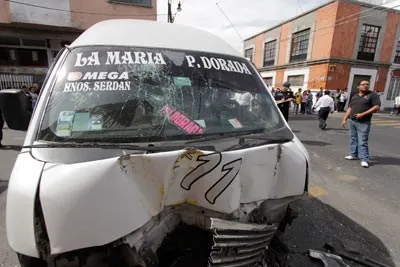 Tren arrolla combi de transporte; una mujer resultó lesionada
