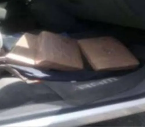 Sedena y SSP decomisan vehículo que transportaba paquetes con marihuana