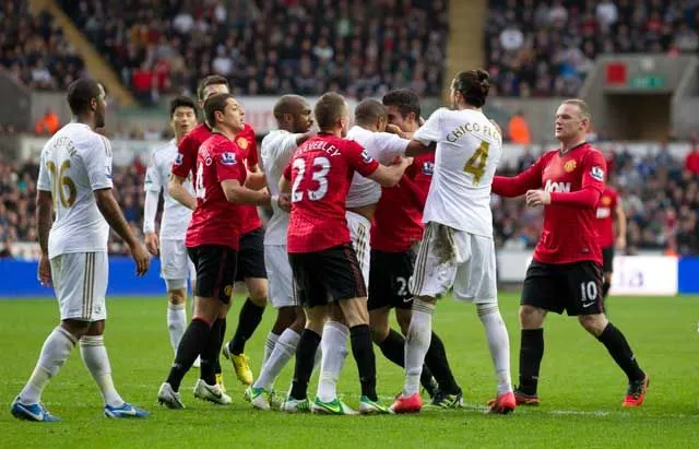 Chicharito logra primer récord con ManU al llegar a 100 juegos