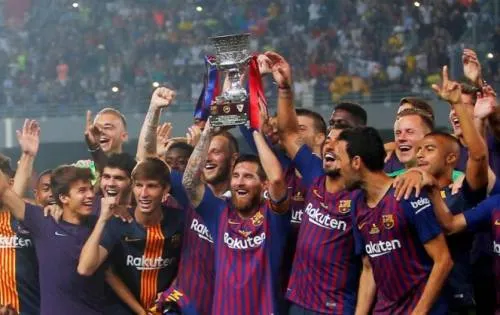 Barcelona levanta la Supercopa de España