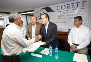 Comuna y Corett entregan escrituras a capitalinos