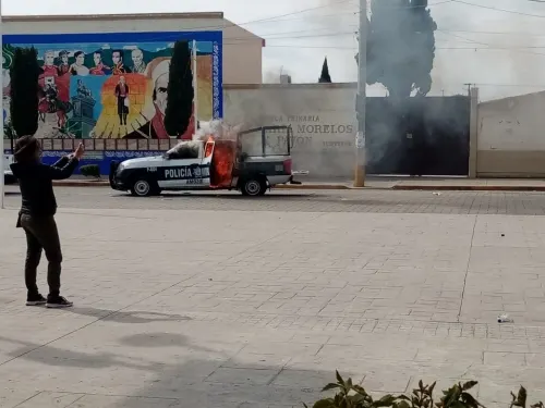 Pobladores de Amozoc se enfrentan con policías municipales y queman patrullas