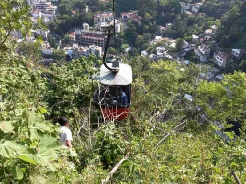 Viven momentos de terror en teleférico de Taxco tras caída de cable