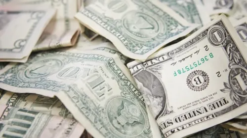 Dólar cierra en 22.97 pesos; BMV pierde por miedo a repunte global de COVID-19
