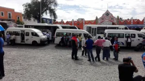 Protestan transportistas en Casa Aguayo