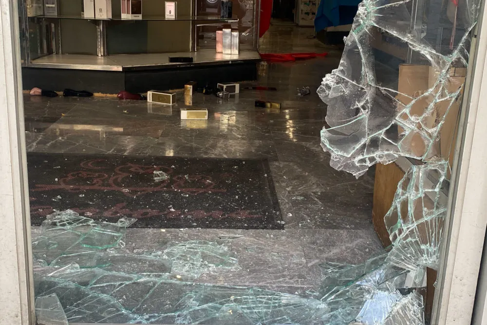 Cristalazo en Sanborns del Centro Histórico de Puebla: roban perfumes de lujo