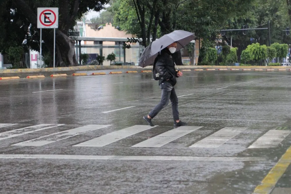 Se registra fuerte lluvia en Puebla, encharcamientos entorpecen el tránsito