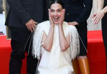 Entre protestas propalestinas, Gal Gadot recibe una estrella en el Paseo de la Fama de Hollywood
