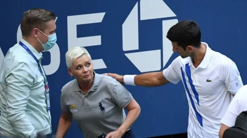 Novak Djokovic es descalificado del US Open por darle un pelotazo a una jueza de línea