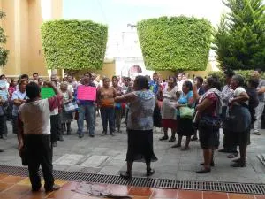 Habitantes de Chilac protestan para que se quede el padre Tacho