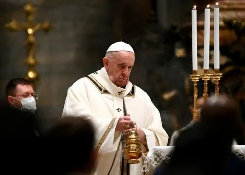El Papa no encabezará servicios de Año Nuevo por sus dolores en una pierna