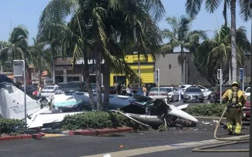 Avioneta se desploma cerca de centro comercial en California; hay cinco muertos