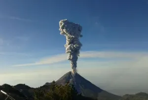 Volcán de Colima emite columnas de 3 mil metros
