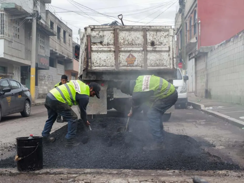 Supervisa Pepe Chedraui trabajos de bacheo en la colonia San José del Conde