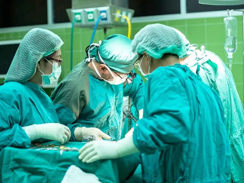 Médico amputa pierna equivocada a un abuelito; esto dijo el hospital