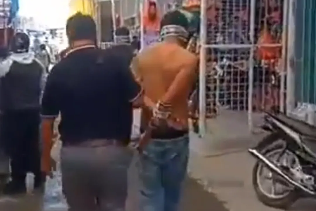 Policías municipales evitan linchamiento de presuntos ladrones en el tianguis de San Martín Texmelucan