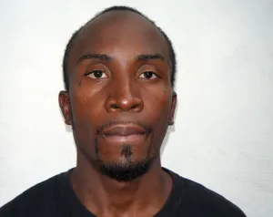 Luego de revisión, detienen a hombre por llevar cuchillo